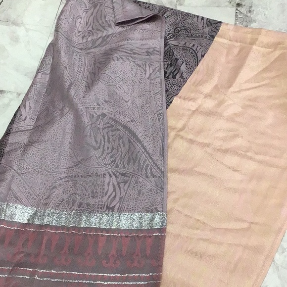 Paisley pattern rayon scarf - Picture 2 of 5